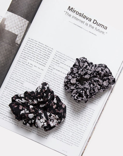 Scrunchie in Ditsy Rose Black