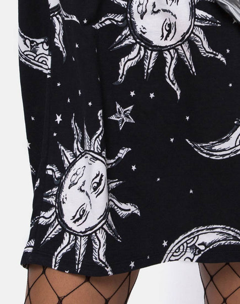 Sunny Kiss Tee in Oversize Sun Moon and Stars